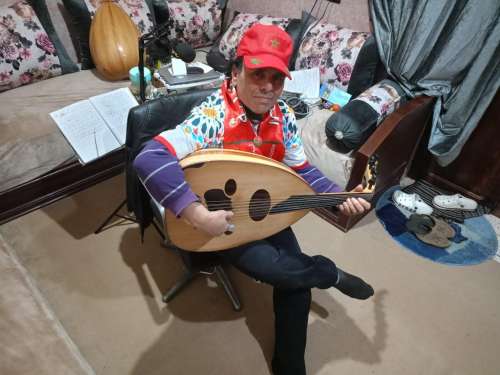 الفنان ابراهيم موجان ...جندي متقاعد وفنان  يخلد  ذاكرة البلدي بالعزف المميز على العود  + فيديو